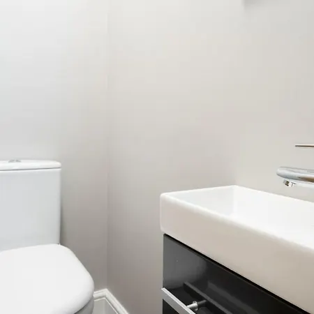 2 Bedroom 2 Bathroom By Letmestay