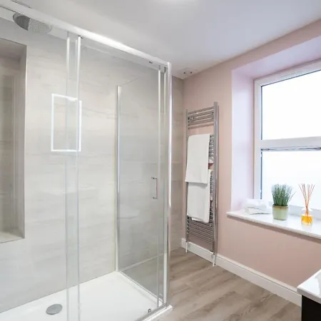 2 Bedroom 2 Bathroom By Letmestay Ferienhaus *